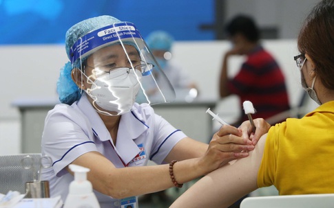 Thay đổi mới nhất tiêm vaccine COVID-19 cho người trên 65 tuổi, mắc bệnh nền "cần thận trọng"