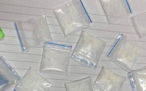 Nam thanh niên giấu 20 túi nylon chứa ma túy trong ví cầm tay để trong cốp xe