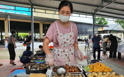 Thanh Hóa: “Bếp ăn 0 đồng” chia sẻ khó khăn với người dân trong khu cách ly