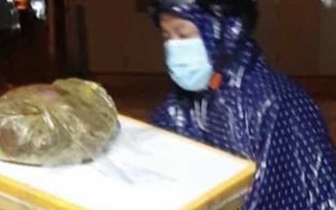 Giữa đêm mưa gió, chiến sĩ công an chở thùng hàng đặc biệt đến nhà người dân khiến tất cả cảm động