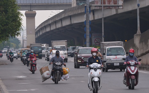 Công an Hà Nội thêm 6 tổ kiểm soát, đường phố vẫn đông sau khung giờ đi làm