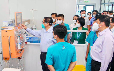 Thủ tướng Phạm Minh Chính thị sát bệnh viện điều trị COVID-19 lớn nhất Hà Nội
