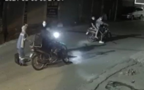 Xót xa hình ảnh nữ lao công môi trường quỳ xin nhóm cướp không lấy chiếc xe máy cà tàng của mình
