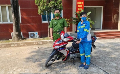 Công an tặng xe máy mới cho nữ công nhân môi trường bị cướp trong đêm