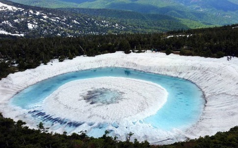 Kỳ lạ hồ nước biến thành 'Mắt rồng' chỉ trong một đêm ở Nhật Bản