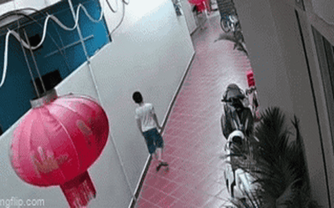 Cục bê tông rơi rừ tầng cao xuống đất, bé trai thoát nạn đầy may mắn trong tích tắc