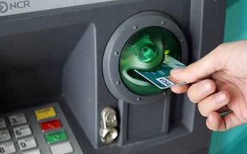 Ngân hàng đồng loạt miễn, giảm phí chuyển tiền online, rút tiền ATM