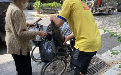 Xúc động trước những món quà hỗ trợ người dân tại xóm chạy thận ngặt nghèo nhất Hà Nội