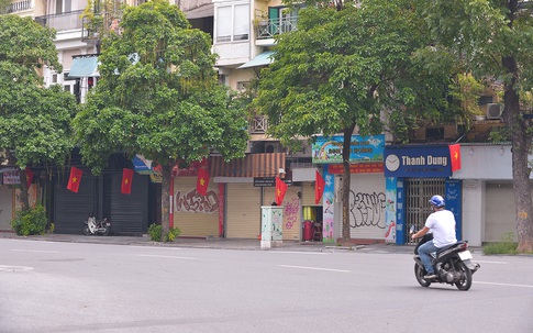 Đường phố Hà Nội vắng vẻ nhưng vẫn rực rỡ cờ đỏ sao vàng trong dịp Quốc khánh đặc biệt