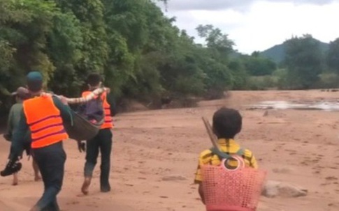 Mẹ bị nước cuốn trôi khi cùng con lội suối về nhà