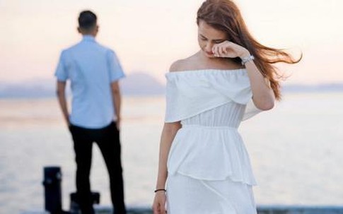 Bạn trai cặp kè người giàu có, dù chưa chia tay tôi