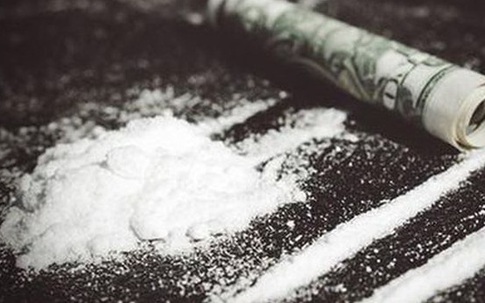 Bắt nhóm "bay lắc" thuê hai cô gái 16 tuổi "phê pha" cùng