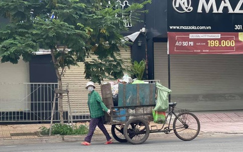 Nam diễn viên đăng ảnh mẹ ruột làm lao công thu gom rác: Phải nghỉ học từ lớp 9, trách ba mẹ chỉ 85 nghìn mà không cho!