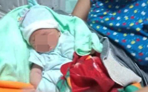 Nghe tiếng khóc yếu ớt trong đêm, mở cửa phát hiện bé trai sơ sinh bị bỏ rơi trong thau nhựa