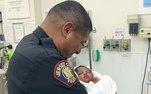 Cảnh sát đỡ được đứa bé 1 tháng tuổi bị ném từ ban công