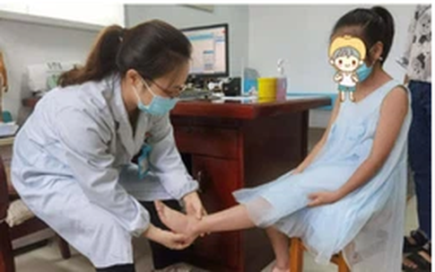 Bé gái 13 tuổi bị viêm khớp nặng do mẹ ép nhảy dây 3.000 cái/ngày, muốn bảo vệ xương cho con cha mẹ cũng cần tránh cho con ăn 2 thực phẩm
