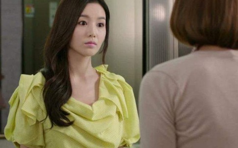 Về ngoại nhưng liên tục chỉ nằm chờ cơm, em chồng mỉa mai chị dâu: 'Chuột sa chĩnh gạo chắc bố mẹ mừng lắm' và nhận pha phản đòn làm cứng họng!