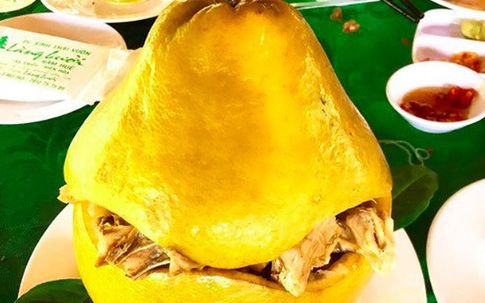 Bắt cả con gà chui tọt vào quả bưởi để làm thành đặc sản nổi tiếng của người Đồng Nai