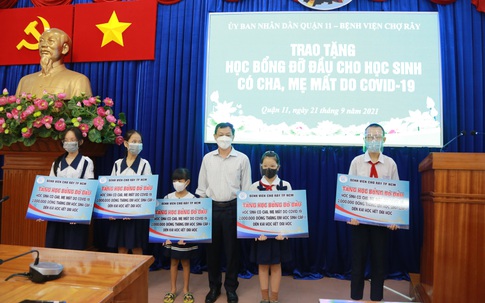 Bệnh viện Chợ Rẫy tặng 8 suất "học bổng đỡ đầu" cho học sinh mồ côi cha mẹ vì COVID-19