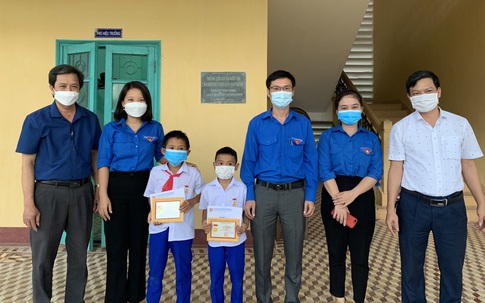 Quảng Trị: Trao tặng Huy hiệu “Tuổi trẻ dũng cảm” cho 2 học sinh cứu người bị đuối nước
