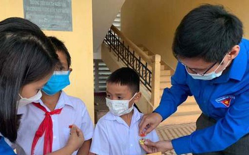 Hai học sinh tiểu học lao xuống hồ cứu sống bé gái 5 tuổi