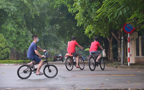 Bất chấp quy định, nhiều người dân Thủ đô vẫn ra đường tập thể dục