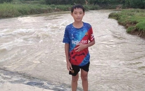 Thanh Hóa: Nam sinh lao xuống dòng nước dữ cứu em bé đang chới với