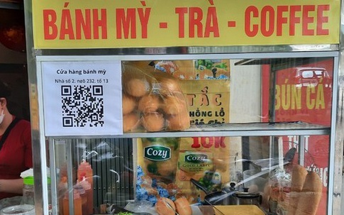 Hàng quán Hà Nội thực hiện việc quét QR Code khi giao dịch