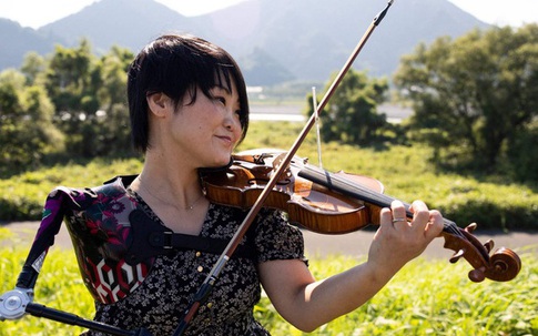 Khâm phục người phụ nữ mất một cánh tay trở thành y tá, vận động viên, nghệ sĩ violin