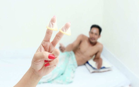 Có nên đeo 2 bao cao su khi quan hệ tình dục?