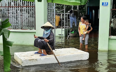 Hình ảnh đặc biệt: Người dân Thanh Hóa dùng tấm xốp làm thuyền đưa con đi học