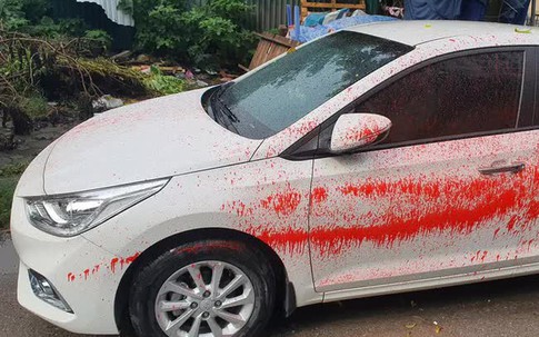 Khó hiểu loạt xe ô tô bị tạt sơn đỏ trong Khu đô thị ở Hà Nội