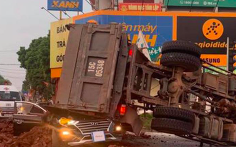 Xe ben lật nghiêng đè bẹp xe con gây chết người, người nhà nạn nhân gào khóc thảm thiết