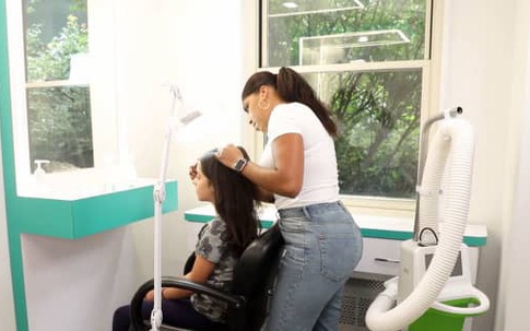 Khổ sở diệt chấy cho con gái bị lây khi đi học, bà mẹ nhanh nhạy phát hiện cơ hội kinh doanh, thành công thu về hàng triệu USD mỗi năm