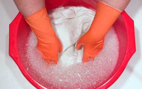 Giặt quần áo cho người mắc Covid-19 điều trị tại nhà như thế nào?