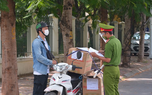 Hà Nội: Muôn vàn lí do thông chốt chỉ để vào chợ Thành Công
