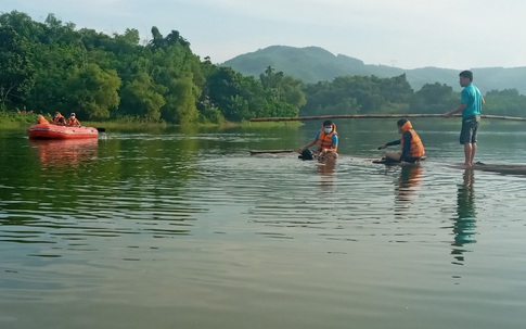 Lật nhà bè, 2 người tại Thanh Hóa đuối nước thương tâm