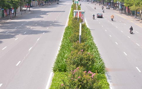 Đường phố nội đô vắng vẻ trong ngày đầu Hà Nội thực hiện giãn cách theo phân vùng 3 cấp