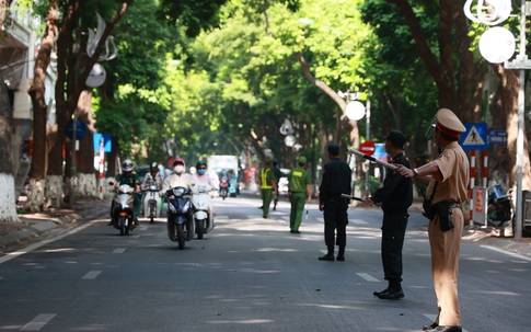 Hà Nội cho phép người dân dùng giấy đi đường cũ, kết hợp cấp mới