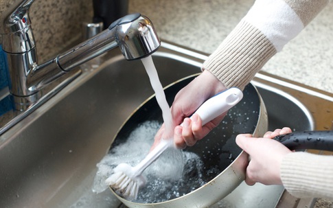 Dùng chảo chống dính nấu xong nhất định không làm điều này vì rất độc