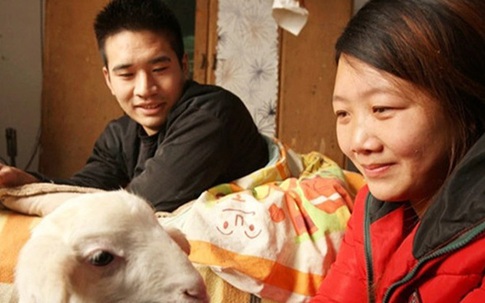 Cô gái đẹp cãi cha mẹ theo chàng trai bại liệt 16 năm trước giờ ra sao