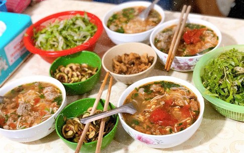 Lạ lùng bún 'nhà nghèo' ăn kèm tóp mỡ, giá 10.000 đồng/bát ở Nam Định