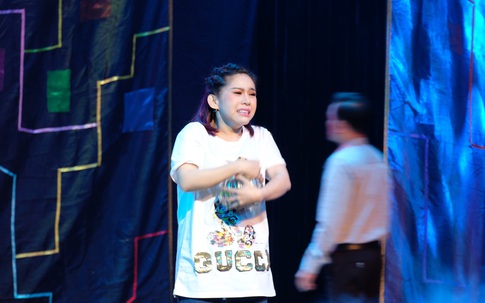 Nghệ sĩ Bình Tinh gây ngạc nhiên với vai cô bé tự kỷ trong vở kịch “Mảnh vở”
