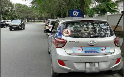 Hà Nội: Tài xế taxi bị cướp cứa cổ thoát chết 