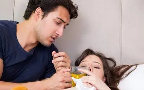 Cứ cãi nhau xong chồng lại mời uống nước hoa quả, vợ rùng mình khi hiểu động cơ đằng sau