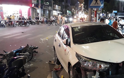 Ôtô tông 5 xe máy trên phố, tài xế có nồng độ cồn cao gấp nhiều lần quy định
