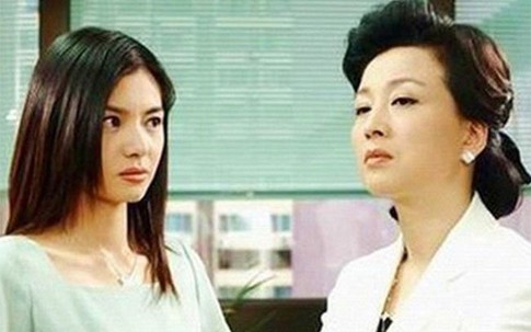 Tôi quên chìa khóa xe quay lại lấy, mẹ chồng “chốt” ở cửa nhà nhất định không cho vào, hóa ra là có lý do