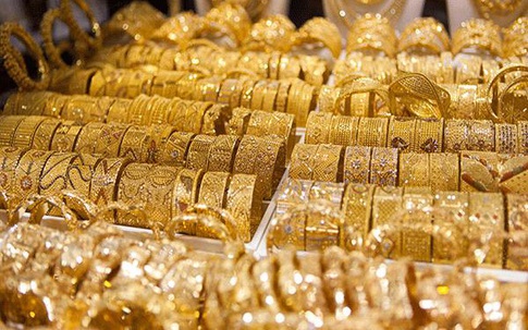 Giá vàng biến động dữ dội, dân buôn đứng ngồi không yên