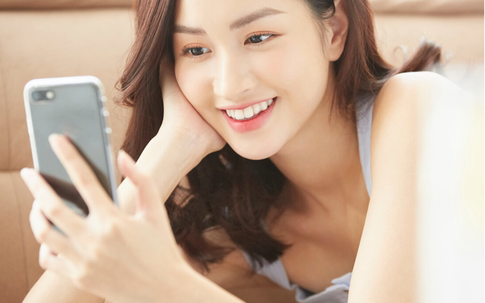 Mượn máy bạn báo tin có thai cho chồng, lời hồi đáp lập tức dẫn đến ly hôn