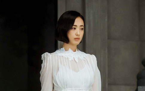 Thấy bó hoa đặt trên bàn, tôi hí hửng đem cắm vào bình thì chết đứng với hành động sau đó của chồng